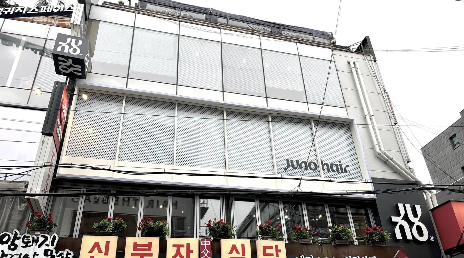 거리에서 본 매장 외관 — 준오헤어 강남역1호점